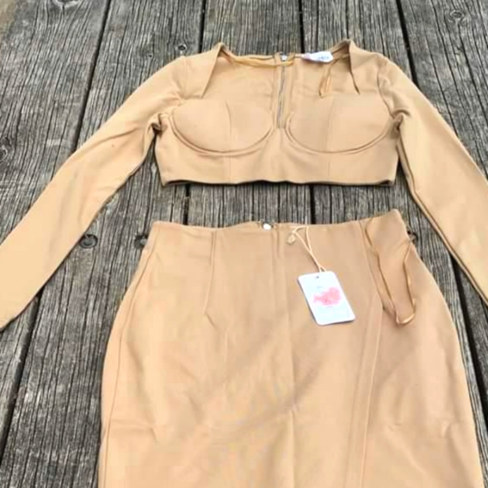 Long sleeve crop top with skirt 2 pc size M